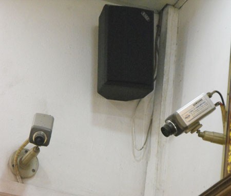 Chỉ một góc rất nhỏ trong tiệm vàng nhưng có tới 2 chiếc camera giám sát nhằm đảm bảo an ninh.